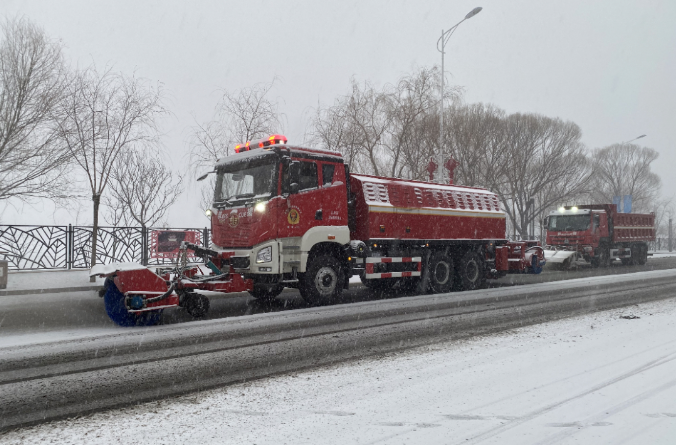尊龙凯时人生就是搏环境除冰雪装备全力投入破冰作业，助力北京道路交通安全