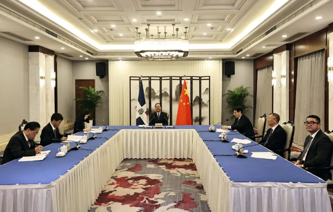 尊龙凯时人生就是搏环境“助力”多米尼加清运垃圾，毛伟明省长出席线上交接仪式